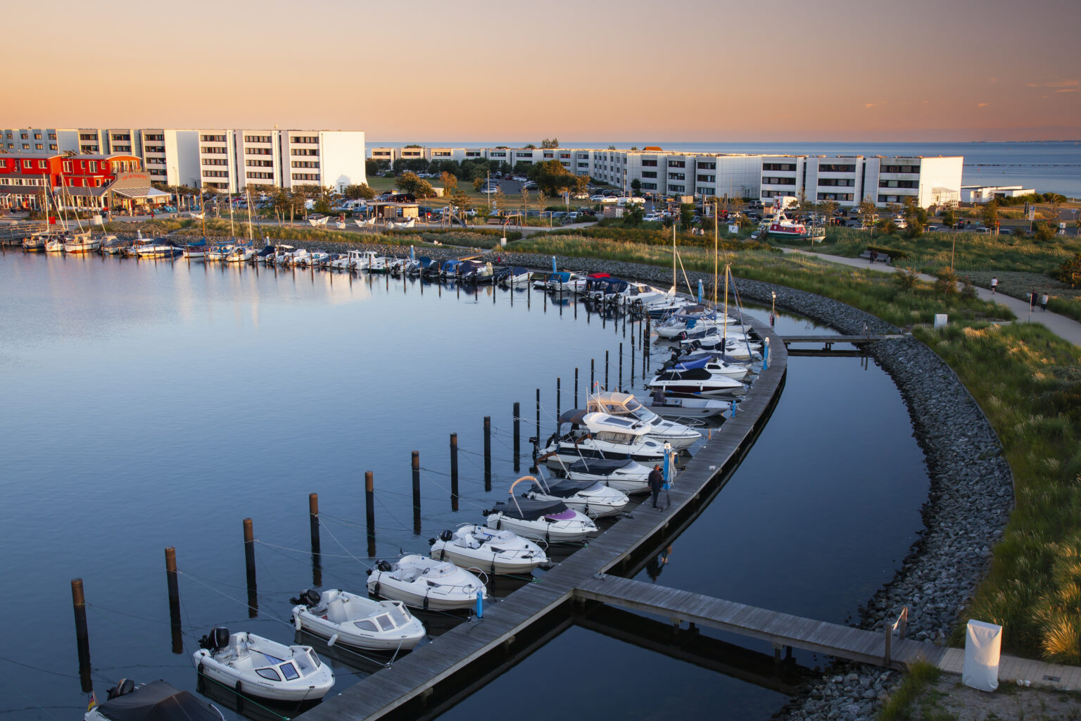 Hafen auf Fehmarn in der Abenddämmerung