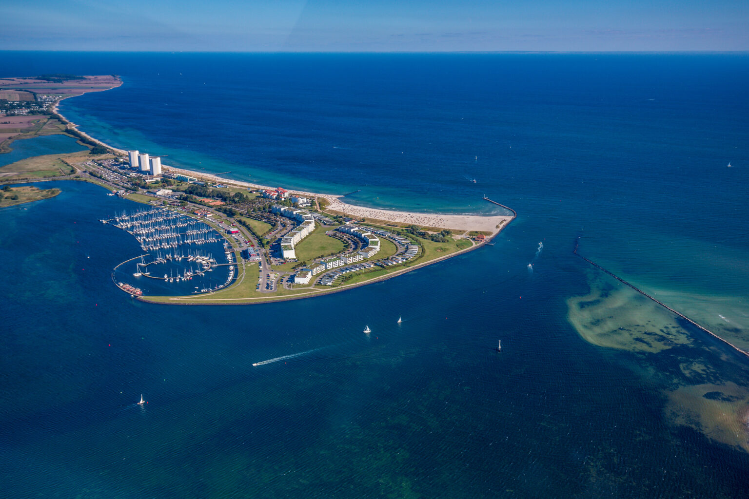 Luftbild vom Südstrand Burgtiefe mit Yachthafen auf Fehmarn