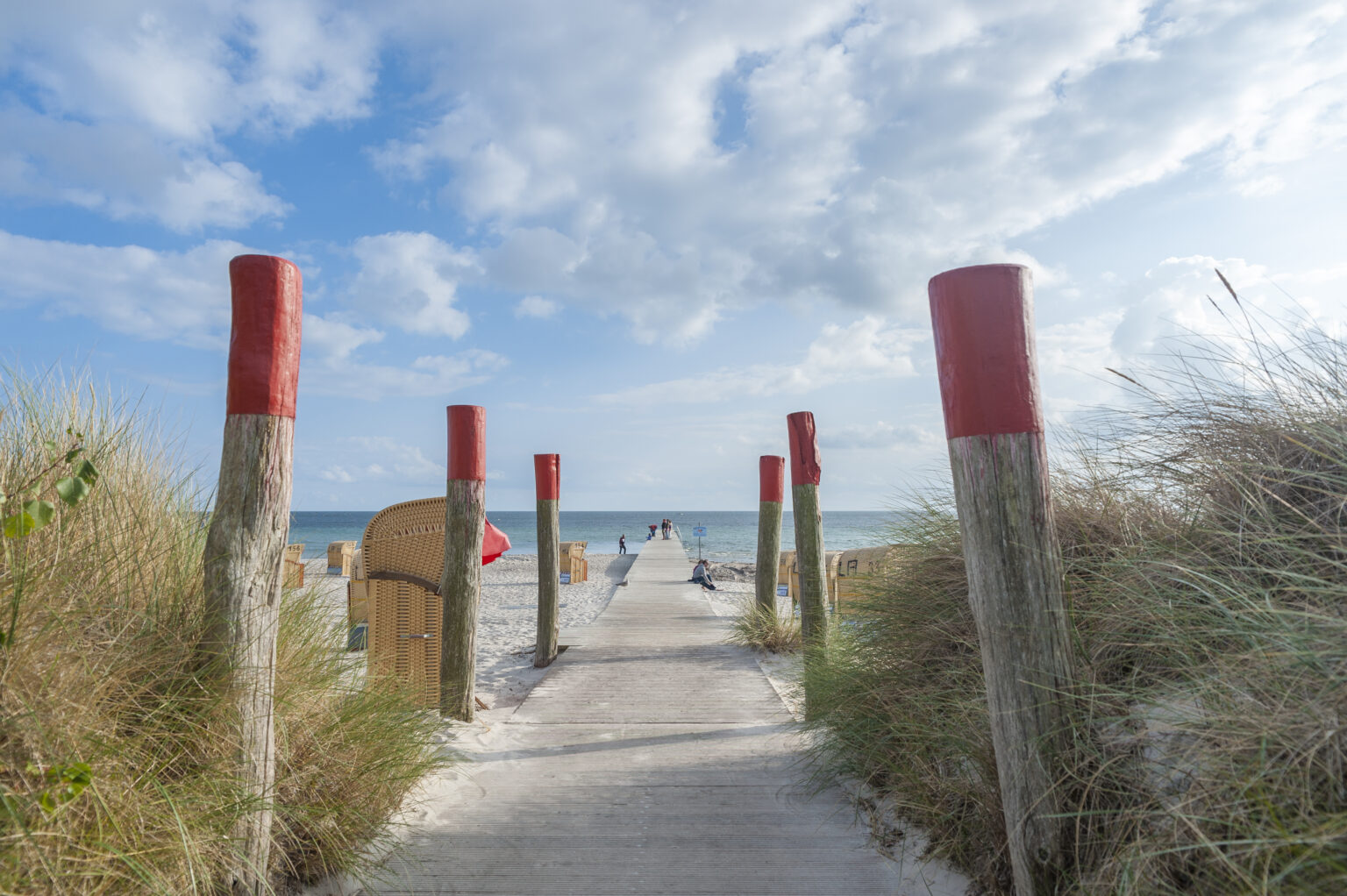 Strandweg mit Holzpfählen am Südstrand von Fehmarn