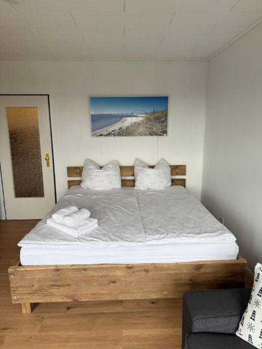 Doppelbett im Wohn- und Schlafbereich der Südstrandperle