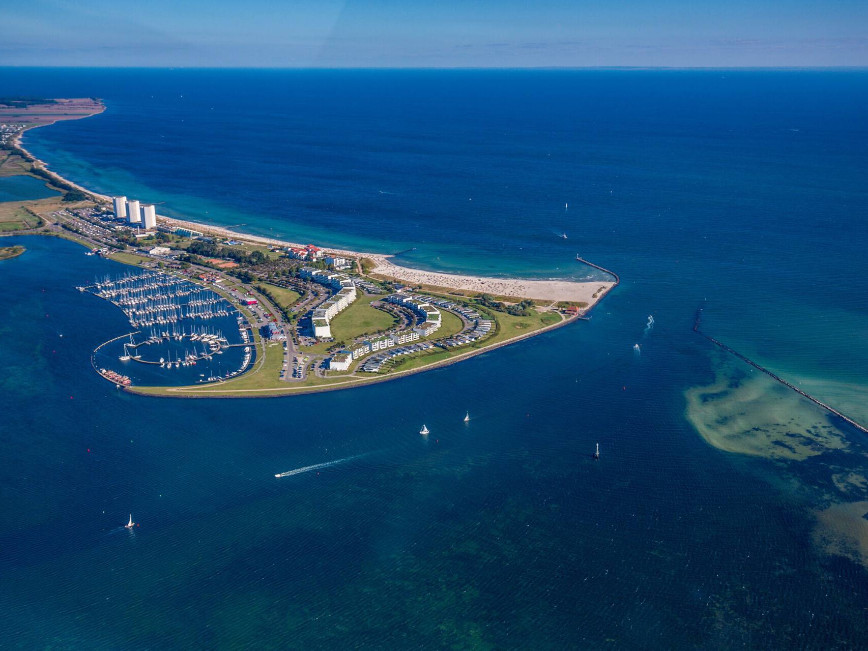 Luftbild vom Südstrand Burgtiefe auf Fehmarn mit Yachthafen